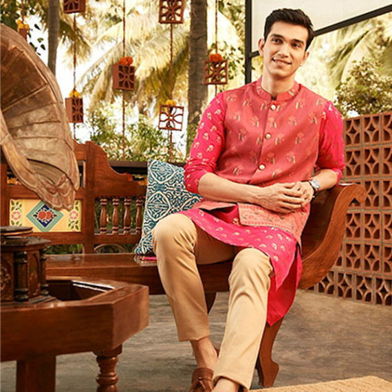 http://35.154.202.155/products/men-magenta-pink-golden-floral-printed-thread-work-floral-kurta-2