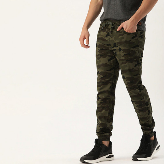 http://35.154.202.155/products/men-olive-green-camouflage-printed-slim-fit-joggers-trousers