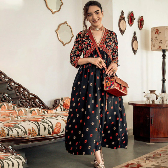 http://35.154.202.155/products/black-orange-ethnic-motifs-printed-maxi-dress